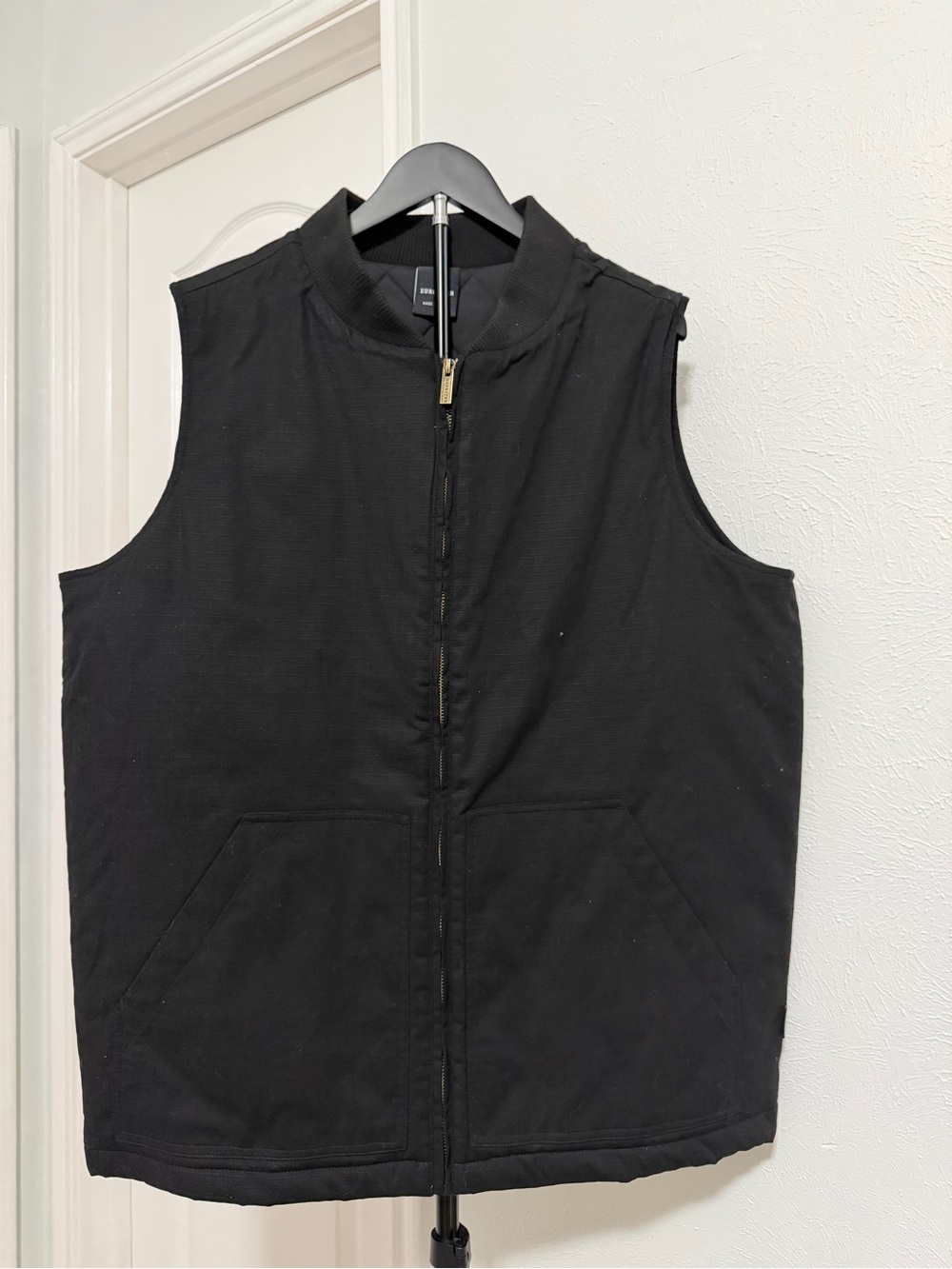 Men's Black Zip-Up Sleeveless Vest